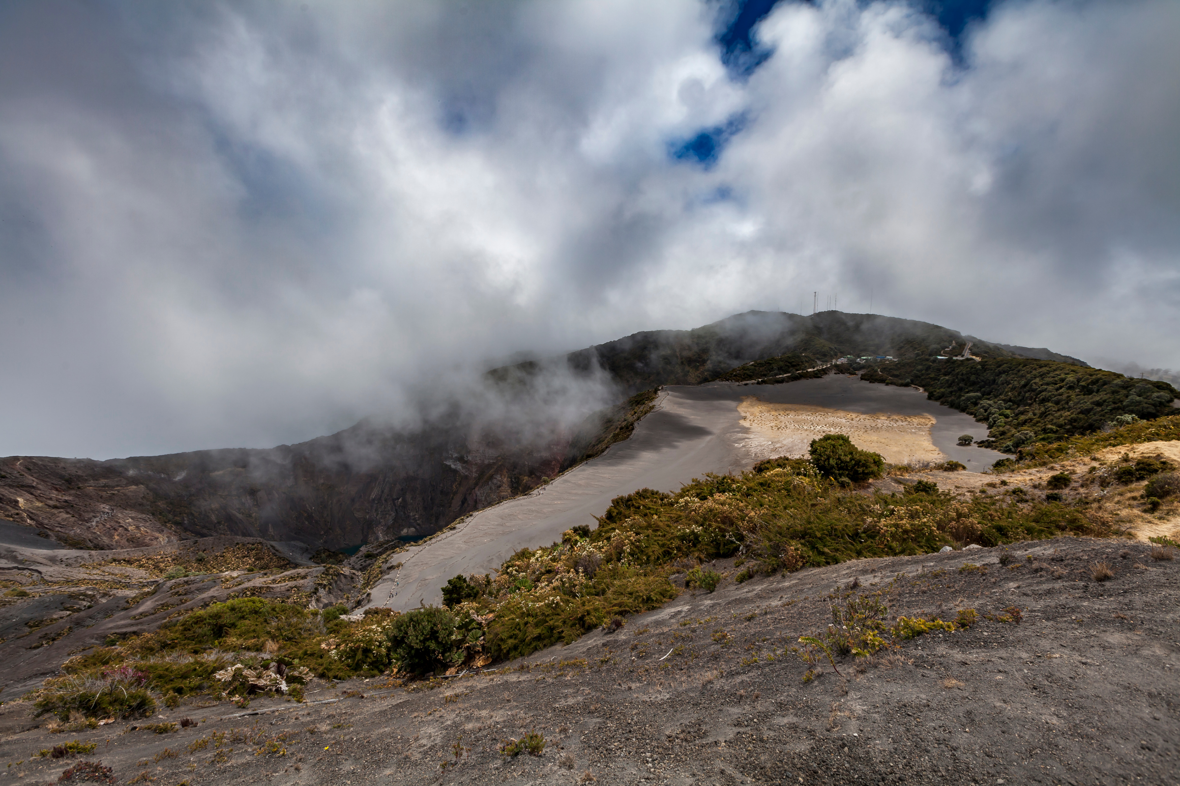 Irazu_Volcano_National_Park[1].webp